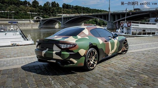 瑪莎拉蒂經(jīng)典跑車改裝 全身換上風(fēng)騷迷彩裝(3)