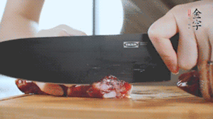 食材統(tǒng)統(tǒng)切成片，待用。