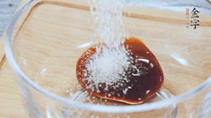 合上蓋子，啟動電源煮飯。期間混合好調(diào)味汁。