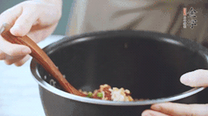 揭開鍋蓋，放上青菜，荷包蛋，就可以吃了。