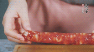 金字火腿肉香腸切成片狀。