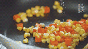 胡蘿卜、玉米洗凈后，處理成粒，加鹽簡(jiǎn)單炒制。