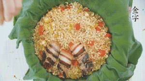 擺上金字醬肉，妥帖包裹好上鍋蒸。