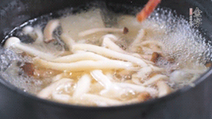 依次放火腿、豆腐，加水大火燒開，小火燉煮20分鐘，出鍋前撒上蔥花即可。