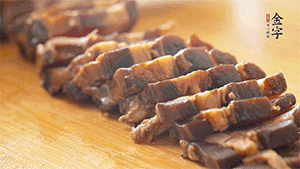 金字醬肉切片。