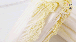 娃娃菜洗凈，對半切。