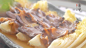 出鍋后擺上香菜。