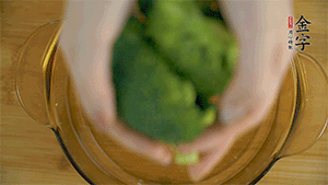 西蘭花洗凈，切成小塊汆燙，切碎。