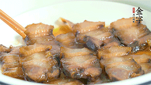 鋪上一片醬肉，撒點芝麻即可。