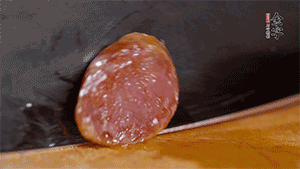 金字火腿肉香腸上鍋蒸15分鐘，切片備用。