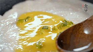 將雞蛋液鋪到面餅上，放上香腸。