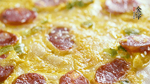 撒上一些芝麻，準(zhǔn)備一些番茄醬，一份早餐就做好了。