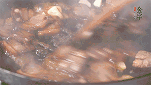 熱油下鍋，爆香蒜片。放入醬肉翻炒片刻后,下豌豆尖均勻翻炒。