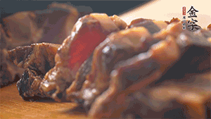 金字醬肉切成小丁。