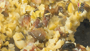 熱油起鍋，下醬肉丁炒香，再加入筍丁、適量水淀粉勾芡翻炒均勻。