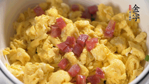 將香腸、韭菜、雞蛋攪拌均勻，可適當加玉米油、十三香、味精調(diào)味。