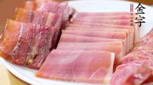 擺盤后鋪上老豆腐，淋點料酒，灑點白糖上鍋蒸20分鐘。