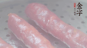 金字香腸上鍋，大火蒸5分鐘，切片備用。