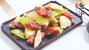 熱油下鍋，依次下金字香腸、萵筍、冬筍，均勻翻炒。