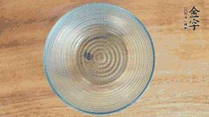 取一個碗，香菇倒放，香腸片圍繞鋪成圓形，加炒好的米飯壓實。