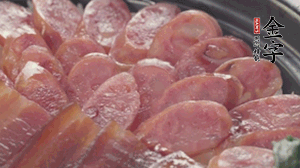 沿著米飯邊淋一圈玉米油，擺上小青菜，淋上醬油和湯調(diào)成的醬汁，撒上辣椒粒、香蔥末即可。