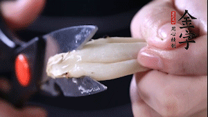 蟹味菇去掉根部洗凈。