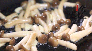 熱油下鍋煸香蒜末，依次加蟹味菇、香腸、西蘭花均勻翻炒，放適量水燜煮3分鐘。