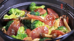 出鍋前加少許鹽、水淀粉即可。