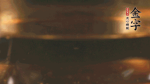 冷水下鍋，加入牛仔骨、姜片焯水備用。