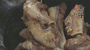 加入白蘿卜、料酒、水、火腿煮40分鐘。