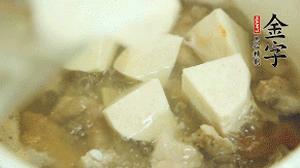 加入適量清水、黃酒燉開(kāi)后，小火煮1小時(shí)即可。