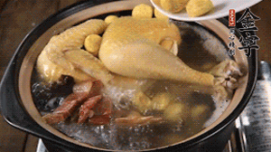 出國(guó)前加少許鹽，撒上蔥花即可。