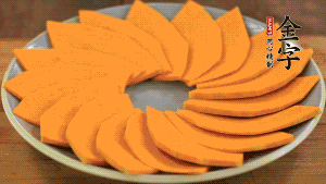 秋葵、南瓜交叉擺在盤中，然后香腸片置于上面，擺成花環(huán)狀。