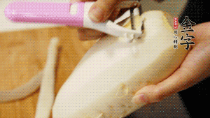 蘿卜去皮，切成絲。（如果用擦菜板，不能選擦成太碎的）