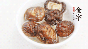 鍋加熱至7成，放蘿卜絲煸炒，加3粒冰糖翻炒至透明，盛出備用。