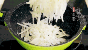 鍋加油至5成熱，放香腸粒、臘肉粒翻炒，等脂肪變透明后，加香菇、瑤柱、蝦米，放適量冰糖、胡椒粉、鹽炒至香味溢出。