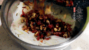 在蒸盤中鋪上油紙，鋪好食材后壓一壓，蒸箱中蒸30分鐘即可。（蒸好的蘿卜糕切成厚片，用少量油煎一下，撒點蔥花口味更好。）