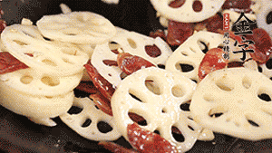 依次下香腸片、藕片翻炒均勻，加適量清水燜熟。