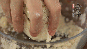 揉勻成光滑的面團(tuán)后，醒發(fā)半小時(shí)。