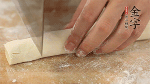 均勻切段后搓成長(zhǎng)條狀，繞到香腸上，以紅豆點(diǎn)綴眼睛。