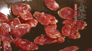 鍋中油7成熱時，，先放香腸煸香，再放荷蘭豆、小玉米均勻翻炒。（可淋點料酒或清水讓香腸口感軟一些）