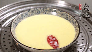 將香腸片均勻鋪上，繼續(xù)蒸6分鐘。