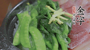 燜好的米飯開(kāi)蓋，放入菜心、荷蘭豆，澆上調(diào)味汁拌勻。