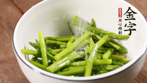 將調(diào)料放入準(zhǔn)備好的食材中，攪拌均勻。