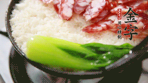 5分鐘后，在鍋邊用勺子淋一圈少少的油。打雞蛋，放青菜，把調(diào)好的醬汁倒入。（在米飯周圍用小勺沿著鍋邊淋上一圈油，是為了吃到地道的鍋巴。這個過程可以稍微轉(zhuǎn)動下鍋，使四壁受熱均勻。）