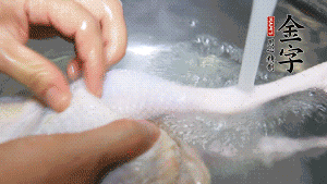 土雞處理干凈。（如果買不到土雞，一般的雞也是可以的，不過需要汆水。溫水下鍋汆燙7分鐘左右，汆燙時需要適時翻動。汆燙雞肉是為了去掉生腥味，也是一次徹底清潔的過程，可以使燉出的湯清爽而不渾濁，鮮香而無異味）