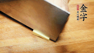 將雞、生姜片、火腿片放入砂鍋中，注入清水淹沒雞身。（燉湯最適宜冷水下鍋，隨著水溫的慢慢升高，原料會充分釋放出營養(yǎng)。）