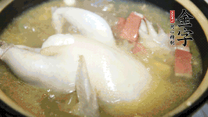 煮沸時加入蟲草花、香菇、紅棗，以料酒調(diào)味繼續(xù)小火燉煮1小時左右。