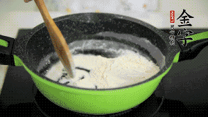 【月餅餡】3．把面粉放入干凈的炒鍋，小火加熱不斷翻炒，至呈微黃色熟透。在腌漬好的火腿丁中加熟面粉，拌勻后，加黃油拌勻揉搓成12個(gè)小球，放冰箱冷藏備用。