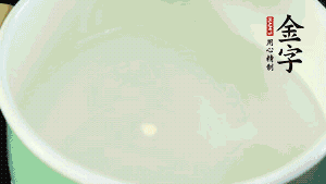 鍋中盛涼水，放入汆燙好的鴿子、火腿片、生姜片。